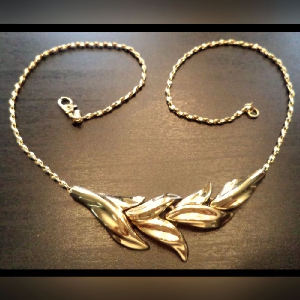 VINTAGE ESTATE SIGNED MONET GOLD TONE FLORAL 15.5" NECKLACE